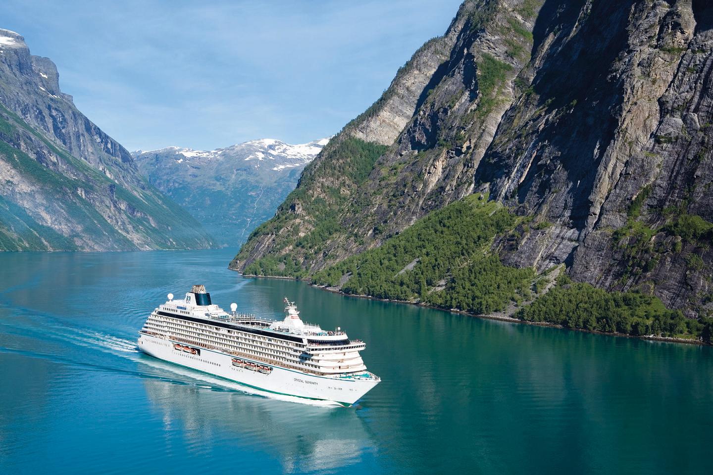 El elegantísimo Crystal Serenity navegando por los espectaculares Fiordos de Noruega El elegantísimo Crystal Serenity navegando por los espectaculares Fiordos de Noruega